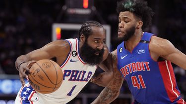 Triple doble de Harden ayuda a 76ers a ganar a Pistons