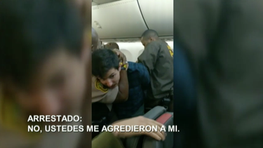 un hombre lo acuso de tocar a su novia en un avion a  punto de despegar  y termino tras las rejas