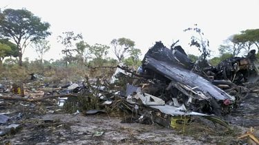 americateve | Imagen de archivo tomada el 30 de novoembre de 2013 que muestra los restos del avi&oacute;n de la l&iacute;nea Mozambique Airlines que se estrell&oacute; un d&iacute;a antes en el Parque Nacional Bwabwata, en Namibia, y caus&oacute; la muerte de los 27 pa