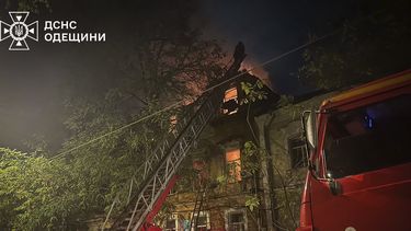 En esta imagen, distribuida por el Servicio de Emergencias de Ucrania, personal del departamento trabaja en la extinción de un incendio tras un ataque ruso en Odesa, Ucrania, el 14 de noviembre de 2024. (Servicio de Emergencias de Ucrania vía AP)