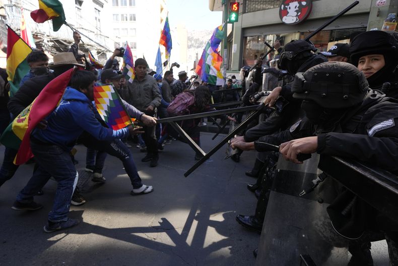 Seguidores del expresidente boliviano Evo Morales chocan con la policía en una protesta contra su inhabilitación como candidato para las próximas elecciones presidenciales, cerca del Palacio de Gobierno en La Paz, Bolivia, el miércoles 28 de mayo de 2025. (AP Foto/Juan Karita)