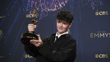 Owen Cooper, ganador del premio al mejor actor de reparto en una serie limitada o antológica o película por Adolescence, posa en la sala de prensa durante la 77.ª edición de los Premios Emmy el domingo 14 de septiembre de 2025, en el Teatro Peacock de Los Ángeles. (Foto Richard Shotwell/Invision/AP)