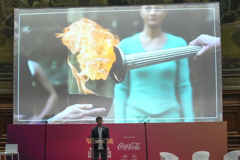 El presidente del Comité Organizador de los Olímpicos de París Tony Estanguet habla en conferencia de prensa para presentar al ruta de la antorcha olímpicoa en la Sorbona de París el viernes 23 de junio del 2023. (AP Foto/Christophe Ena)