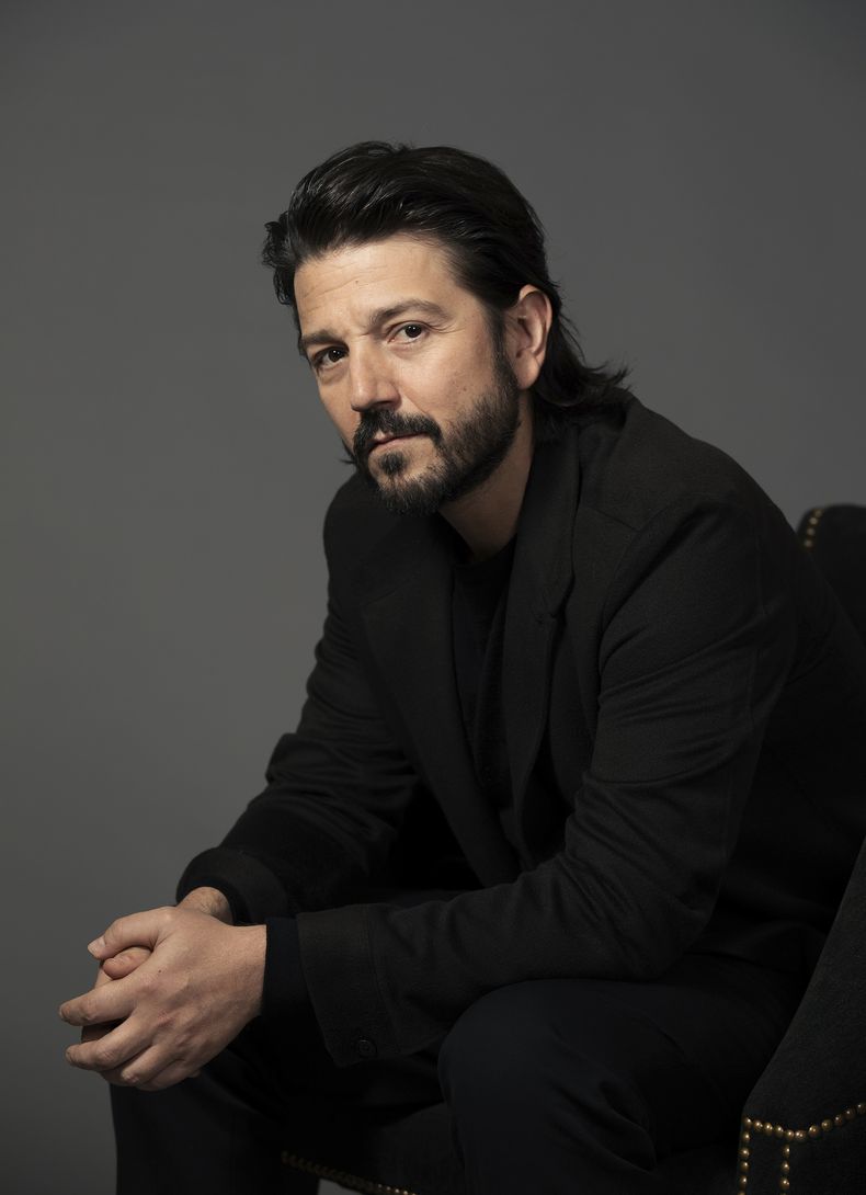 Diego Luna posa para promocionar Andor el martes 15 de abril de 2025, en Los Ángeles. (Foto Rebecca Cabage/Invision/AP)