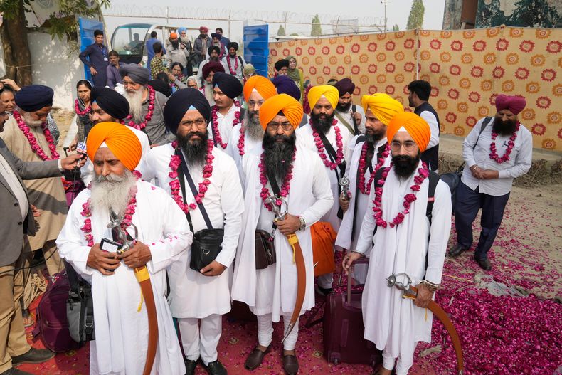 Peregrinos indios sijs ingresan a Pakistán a través del cruce fronterizo de Wagah, para participar en las celebraciones que marcan el aniversario del nacimiento de Guru Nanak, en Gurdwara Janam Asthan Nankana Sahib, cerca de Lahore, Pakistán, el martes 4 de noviembre de 2025. (Foto AP/K.M. Chaudary)