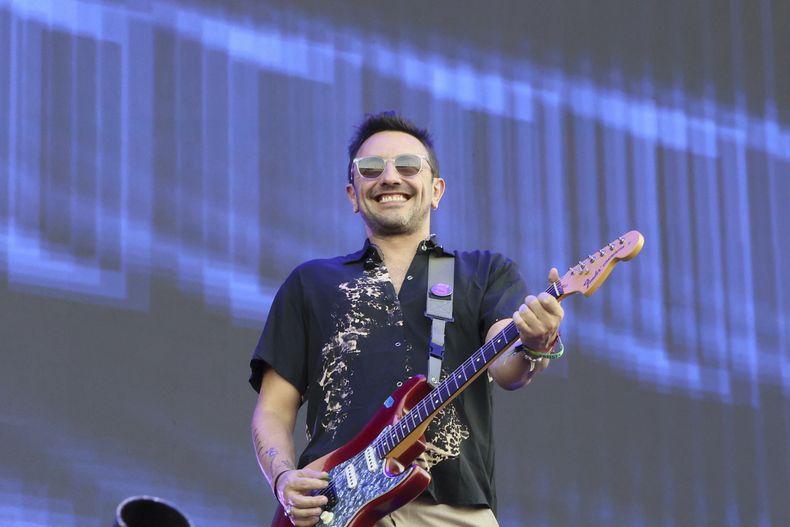 Emiliano Brancciari de No Te Va A Gustar durante su concierto en el Festival Vive Latino en la Ciudad de México el sábado 16 de marzo de 2024. (Foto AP/Ginnette Riquelme)