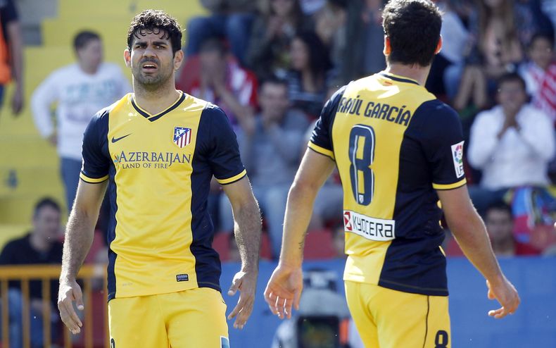 El jugador del Atl&eacute;tico de Madrid, Diego Costa, izquierda, durante un partido contra el Levante por la liga espa&ntilde;ola el domingo, 4 de mayo de 2014, en Valencia. (AP Photo/Alberto Saiz)