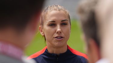 ARCHVO - La delantera estadounidense Alex Morgan previo a un entrenamiento de la selección, el 31 de mayo de 2024, en Commerce City, Colorado. (AP Foto/David Zalubowski)