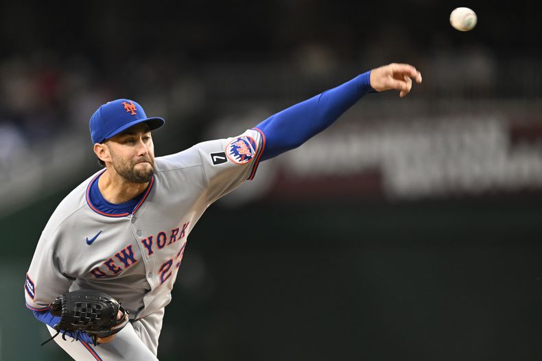 David Peterson, abridor de los Mets de Nueva York, lanza en el segundo episodio del juego ante los Nacionales de Washington, el martes 19 de agosto de 2025 (AP Foto/John McDonnell)