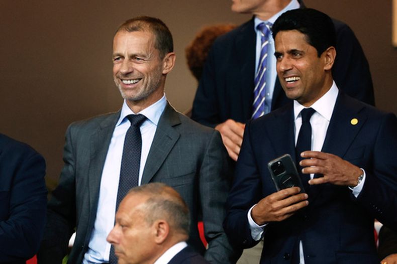 ARCHIVO: El presidente de la UEFA, Aleksander Čeferin (izquierda), y el presidente del Paris Saint-Germain, Nasser Al-Khelaïfi, sonríen antes del partido de fútbol de la fase de apertura de la Liga de Campeones entre el Barcelona y el Paris Saint-Germain en el Estadio Olímpico Lluis Companys en Barcelona, España, el 1 de octubre de 2025. (Foto AP/Joan Monfort, Archivo)