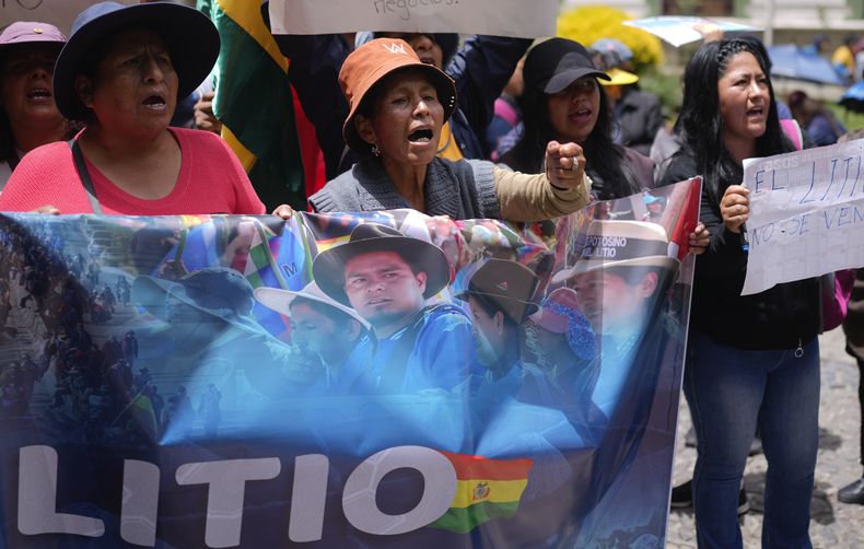 Manifestantes gritan proclamas contra el gobierno en protesta por los contratos firmados para la explotación de litio con un consorcio chino y una empresa rusa, en La Paz, Bolivia, el jueves 13 de febrero de 2025. (AP Foto/Juan Karita)
