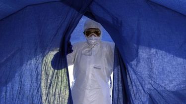 americateve | Félix Báez, médico cubano de 43 años, fue diagnosticado el 16 de noviembre en Sierra Leona.