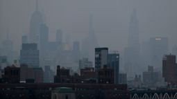 La neblina en Manhattan, Nueva York, el 20 de julio del 2021. (AP foto/Julie Jacobson)