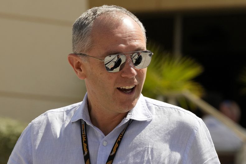 ARCHIVO - Foto del 2 de marzo del 2023, el director ejecutivo de la F1 Stefano Domenicali en el Circuito Internacional de Bahrein. El sábado 6 de mayo del 2023, Domenicali dice estar abierto a que regrese el Gran Premio de Francia. (AP Foto/Frank Augstein, Archivo)