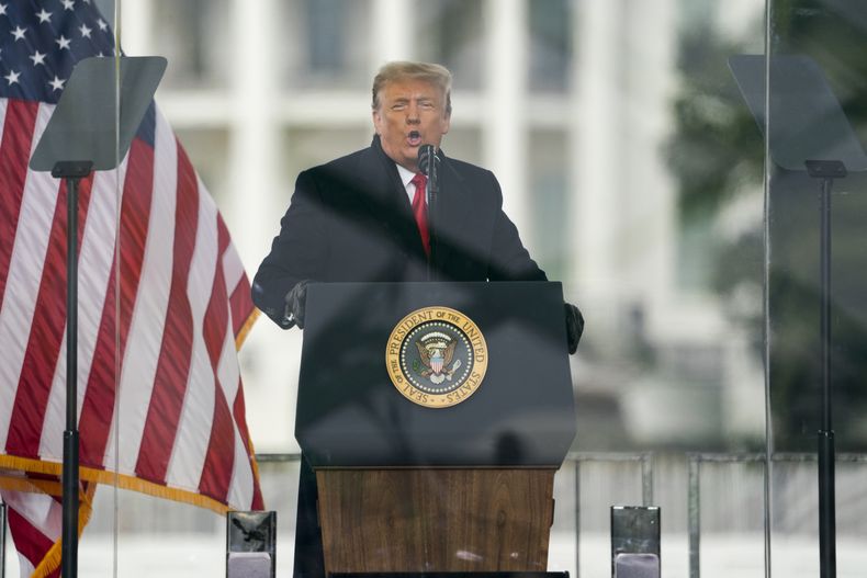 ARCHIVO - El presidente Donald Trump habla durante un evento en protesta de la certificación del colegio electoral de Joe Biden como presidente, en Washington, el 6 de enero de 2021. (AP Foto/Evan Vucci, archivo)