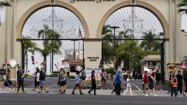 Huelguistas se manifiestan frente a los estudios Paramount Pictures el jueves 21 de septiembre de 2023, en Los Ángeles. (AP Foto/Jae C. Hong)