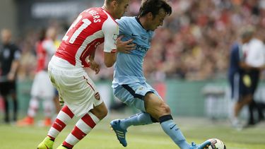 americateve | El jugador de Manchester City, David Silva, derecha, controla el bal&oacute;n en un partido contra Arsenal el domingo, 10 de agosto de 2014, en Londres. (AP Photo/Alastair Grant)