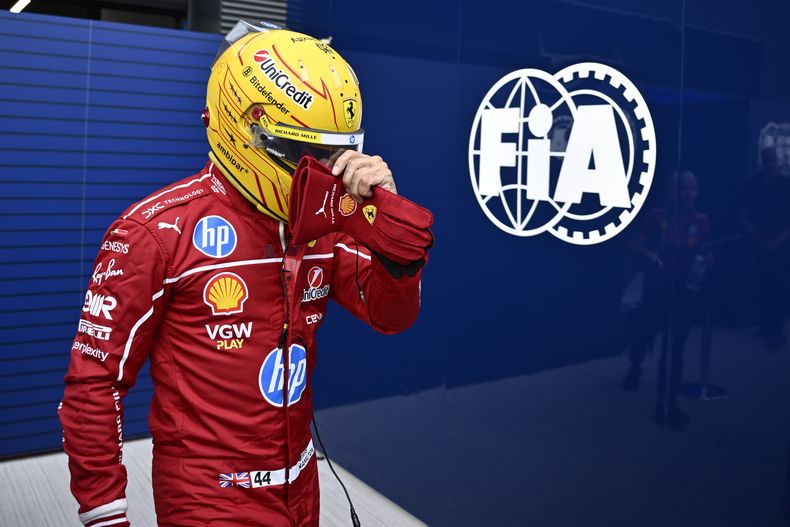 El piloto de Ferrari, Lewis Hamilton de Gran Bretaña, camina de regreso a sus boxes después de no poder completar la sesión de clasificación para el Gran Premio de Hungría de Fórmula 1 en el circuito de Hungaroring en Mogyorod, Hungría, el sábado 2 de agosto de 2025. (AP Photo/Denes Erdos)