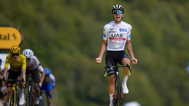 El esloveno Tadej Pogacar, portando el maillot blanco al mejor ciclista joven, celebra tras cruzar la línea de meta por delante del danés Jonas Vingegaard y el austriaco Felix Gall para ganar la 20ma etapa del Tour de Francia entre Belfort y Le Markstein Fellering el sábado 22 de julio del 2023. (AP Foto/Daniel Cole)