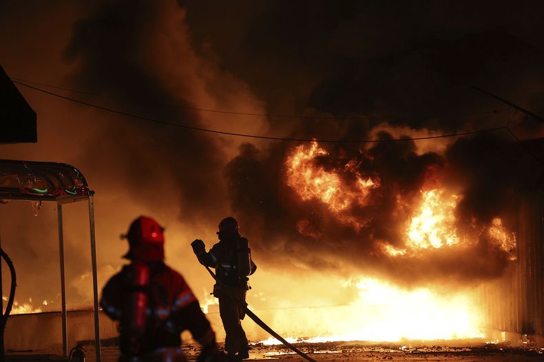 Bomberos extinguen las llamas que arden en una fábrica que se vio envuelta en un incendio en Uiseong, Corea del Sur, el sábado 22 de marzo de 2025. (Yoon Gwan-shick/Yonhap vía AP)