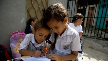 Libros de texto impresos por Venezuela promueven socialismo