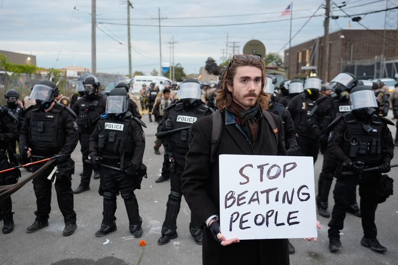 Una protesta contra las políticas del presidente Donald Trump en Broadview, Illinois el 1 de noviembre del 2025. (AP foto/Alex Brandon)
