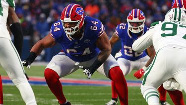 ARCHIVO - OCyrus Torrence (64), guardia de los Bills de Buffalo, bloquea durante la primera mitad del partido de la NFL contra los Jets de Nueva York, el domingo 4 de enero de 2026, en Orchard Park, Nueva York. (AP Foto/ Jeffrey T. Barnes, Archivo)