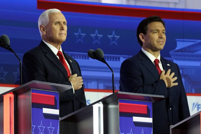 El exvicepresidente Mike Pence y el gobernador de Florida Ron DeSantis en el escenario antes de un debate presidencial republicano organizado por Fox News Channel, el miércoles 23 de agosto de 2023, en Milwaukee. (AP Foto/Morry Gash)