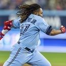 Vladimir Guerrero Jr., bateador designado de los Azulejos de Toronto, bateó rola para decisión del jugador de cuadro, que impulsó la carrera de Cavan Biggio en un error, durante la quinta entrada del juego de béisbol en contra de los Mellizos de Minnesota, en Toronto, el domingo 11 de junio de 2023. (Mathew Tsang/The Canadian Press vía AP)
