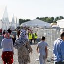 ARCHIVO - Varios afganos se desplazan por un campamento de refugiados en la Base Conjunta McGuire Dix, el 27 de septiembre de 2021, en Lakehurst, Nueva Jersey. (AP Foto/Andrew Harnik, Archivo)