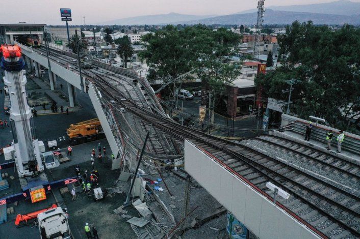 CIUDAD DE MÉXICO, 04MAYO2021.- Peritos de la Fiscalía General de Justicia de la Ciudad de realizaron la revisión a la zona del derrumbe del tren del Metro de la Línea 12 en la estación Olivos, previo al inicio del proceso de remoción de escombros. FOTO