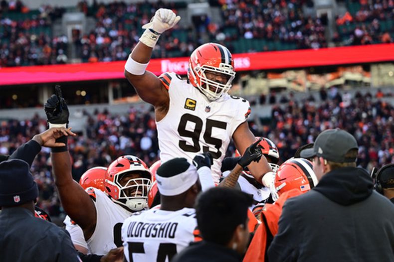 ARCHIVO - Foto del 4 de enero del 2026, el defensive end de los Browns de Cleveland Myles Garrett celebra con sus compañeros al romper el récord de capturas en una temporada en el juego ante los Bengals de Cincinnati. (AP Foto/David Dermer, Archivo)