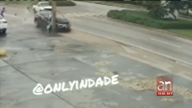 hombre se salva primero de un accidente de transito, luego de la caida de un poste