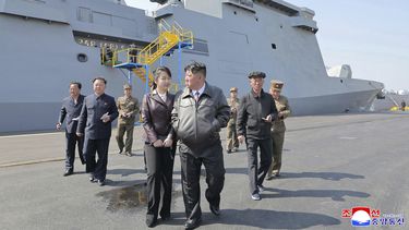 En esta imagen, distribuida por el gobierno de Corea del Norte, el líder del país, Kim Jong Un (delante, derecha), y su hija durante una visita para observar pruebas de misiles en un nuevo destructor, Choe Hyon, realizadas el 28 y 29 de abril de 2025, en un lugar no revelado de Corea del Norte. (Agencia Central de Noticias de Corea/Korea News Service via AP)