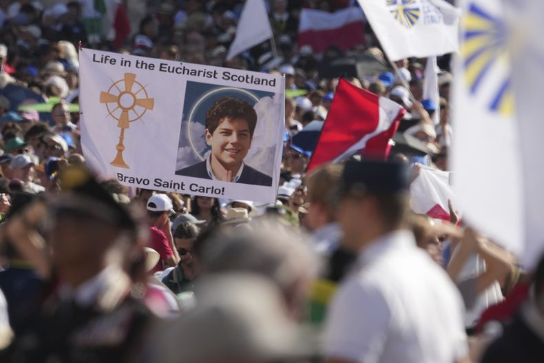 Peregrinos llegan a la misa de canonización de Carlo Acutis y Pier Giorgio Frassati en la Plaza de San Pedro, en el Vaticano el domingo 7 de septiembre de 2025. (AP Foto/Andrew Medichini)