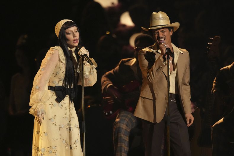 Lady Gaga, izquierda, y Bruno Mars interpretan California Dreamin durante la 67ª entrega anual de los premios Grammy el domingo 2 de febrero de 2025 en Los Ángeles. (Foto AP/Chris Pizzello)