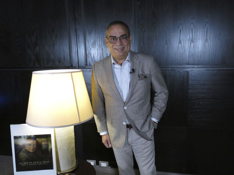 El cantante Gilberto Santa Rosa posa durante una entrevista para promover su álbum Debut y segunda tanda Vol. II, en la Ciudad de México, el martes 29 de octubre de 2024. (Foto AP/Berenice Bautista)
