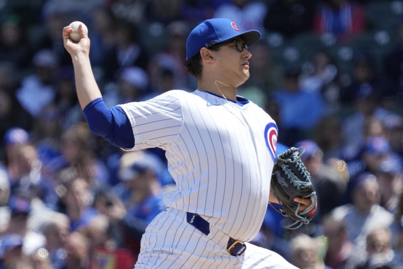 El abridor de los Cachorros de Chicago, el mexicano Javier Assad lanza en la primera entrada del juego ante los Cerveceros de Milwaukee el domingo 5 de mayo del 2024. (AP Foto/Nam Y. Huh)