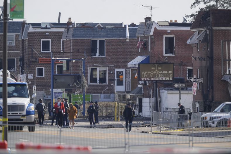 Estructuras dañadas luego de la caída de la ambulancia aérea en Filadelfia el 3 de febrero del 2025. (AP foto/Matt Rourke)