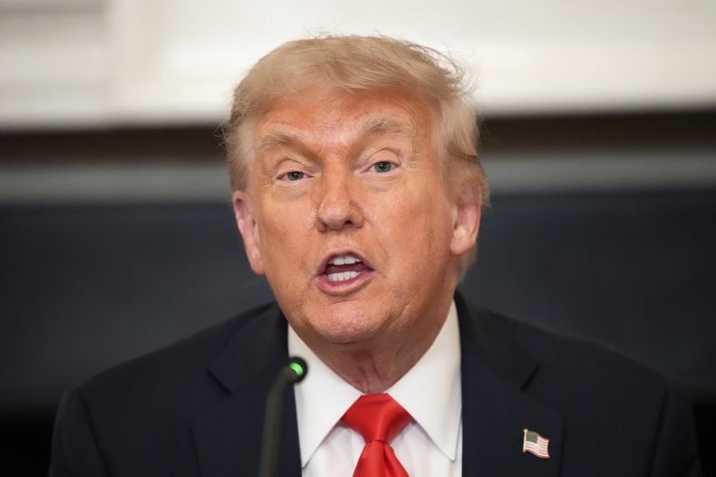 El presidente de Estados Unidos, Donald Trump, habla en una reunión de la Orden Fraternal de la Policía en el Comedor de Estado de la Casa Blanca, el jueves 5 de junio de 2025, en Washington. (AP Foto/Alex Brandon)