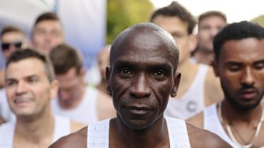 En esta imagen de archivo, Eliud Kipchoge (centro), espera el inicio del Maratón de Berlín, Alemania, el 25 de septiembre de 2022. (AP Foto/Christoph Soeder, archivo)