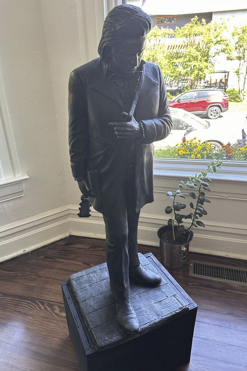 Un modelo de la estatua de Johnny Cash que se instalará en el Capitolio de los Estados Unidos se encuentra en el estudio de Kevin Kresse en Little Rock, Arkansas, el 23 de abril de 2024. (Foto AP/Andrew DeMillo)