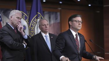 ARCHIVO – El presidente de la Cámara de Representantes, Mike Johnson, y, de derecha a izquierda, el jefe de la bancada republicana, Tom Emmer, y el líder de la mayoría de la Cámara, Steve Scalise, habla con reporteros sobre su intención de lograr un acuerdo para una resolución presupuestaria conjunta entre la Cámara y el Senado para impulsar la agenda del presidente Donald Trump, aun con la oposición de republicanos conservadores de línea dura, en el Capitolio, en Washington, el 8 de abril de 2025. (AP Foto/J. Scott Applewhite, Archivo)