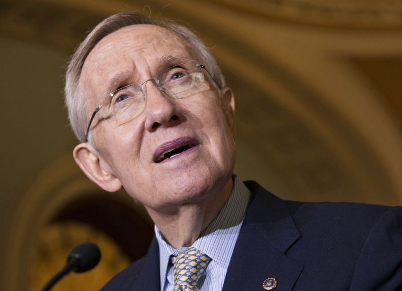 En esta fotograf&iacute;a de archivo del 29 de octubre de 2013, el l&iacute;der de la mayor&iacute;a dem&acute;&acute;ocrata en el Senado, Harry Reid, habla en el Capitolio, en Washington. (Foto AP/J. Scott Applewhite, Archivo )