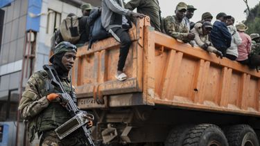 ARCHIVO - Antiguos miembros de las Fuerzas Armadas y la policía de la República Democrática del Congo que supuestamente se rindieron a rebeldes del grupo M23 llegan a Goma, República Democrática del Congo, el domingo 23 de febrero de 2025. (AP Foto/Moses Sawasawa, archivo)