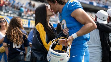 ARCHIVO - Justin Herbert, quarterback de los Chargers de Los Ángeles, besa a Madison Beer previo al pártido contra los Commanders de Washington, el domingo 5 de octubre de 2025, en Inglewood, California. (AP Foto/Kyusung Gong)