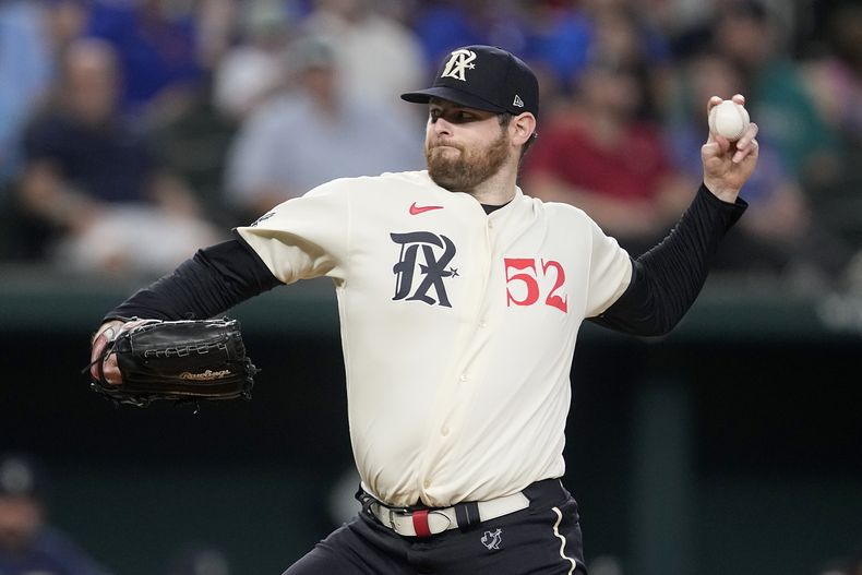 Jordan Montgomery, abridor de los Rangers de Texas, lanza en el juego ante los Marineros de Seattle, el sábado 23 de septiembre de 2023 (AP Foto/Tony Gutiérrez)