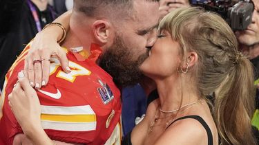 ARCHIVO - El ala cerrada de los Chiefs de Kansas City, Travis Kelce, y la cantante Taylor Swift se besan después de que los Chiefs derrotaron a los 49ers de San Francisco en el Super Bowl 58 de la NFL el 11 de febrero de 2024, en Las Vegas. (AP Foto/John Locher, Archivo)