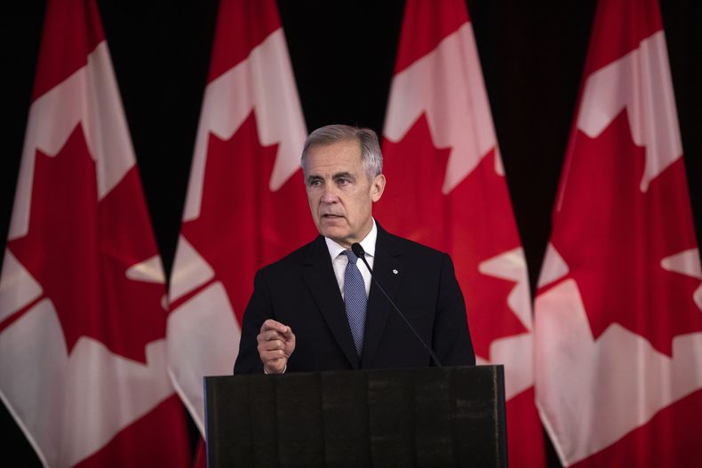 ARCHIVO – El primer ministro de Canadá, Mark Carney, pronuncia los comentarios de apertura del Caucus Liberal en Edmonton, Alberta, Canadá el miércoles 10 de septiembre de 2025. (Amber Bracken/The Canadian Press vía AP, Archivo)
