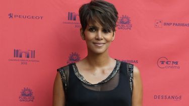 americateve | ARCHIVO - En imagen del 13 de junio de 2013, la actriz Halle Berry llega al estreno de la pel&iacute;cula "Things we Lost in the Fire" durante el Festival de Cine Campos El&iacute;seos, en Par&iacute;s. Un representante de la actriz de 47 a&ntil